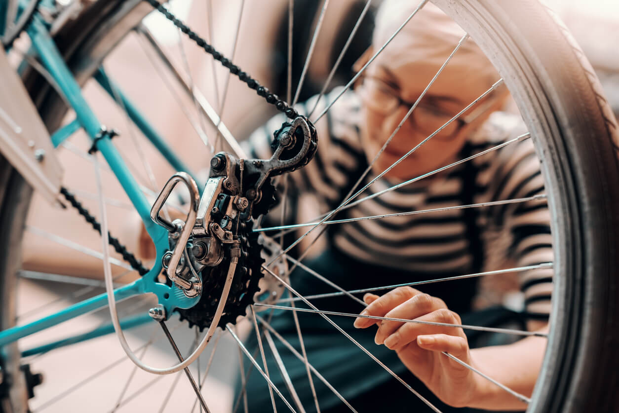 Truing bike store wheel without stand